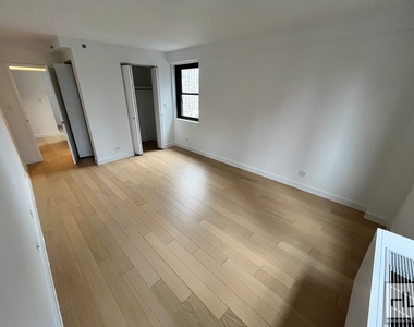 East 39th Street - Photo Thumbnail 3