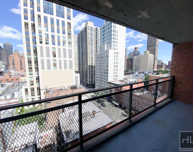 E 82 St - Photo Thumbnail 4