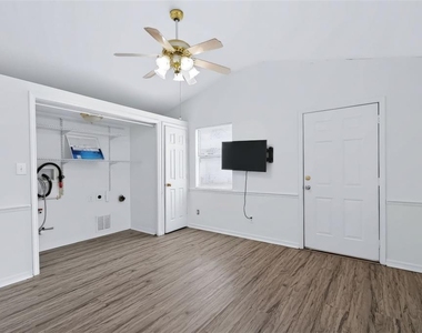 7606 Alvina Street - Photo Thumbnail 11