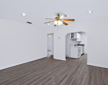 7606 Alvina Street - Photo Thumbnail 4
