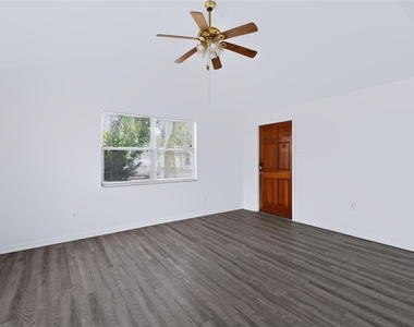 7606 Alvina Street - Photo Thumbnail 3