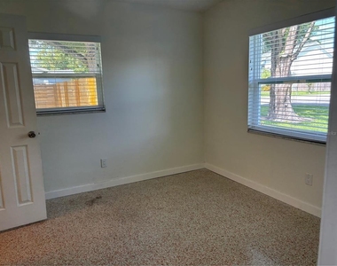 2822 W Leila Avenue - Photo Thumbnail 12