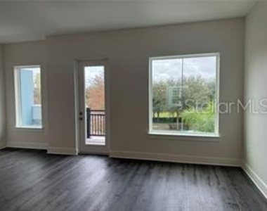 421 Mike Roberto Way - Photo Thumbnail 7
