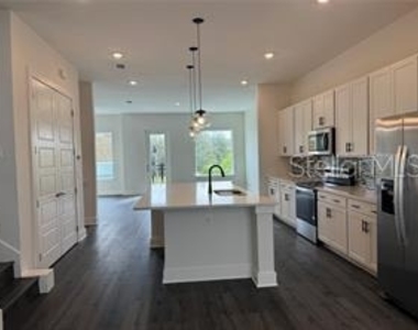 421 Mike Roberto Way - Photo Thumbnail 6