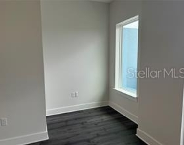 421 Mike Roberto Way - Photo Thumbnail 10