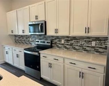421 Mike Roberto Way - Photo Thumbnail 17