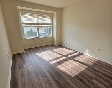 325 Oxford Place - Photo Thumbnail 9