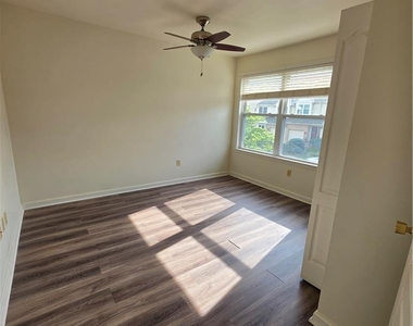 325 Oxford Place - Photo Thumbnail 8