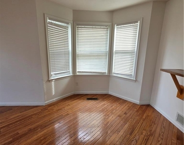 325 Oxford Place - Photo Thumbnail 4
