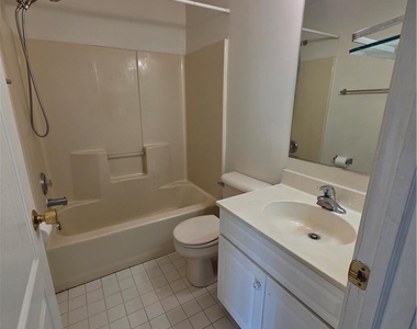 325 Oxford Place - Photo Thumbnail 7