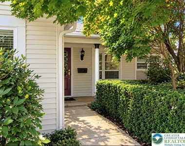 1213 Stanley Street - Photo Thumbnail 1