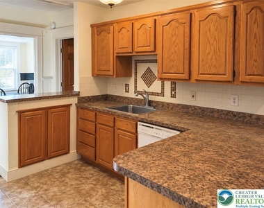 1213 Stanley Street - Photo Thumbnail 4