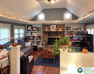 1213 Stanley Street - Photo Thumbnail 2