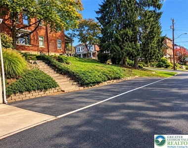 1213 Stanley Street - Photo Thumbnail 9