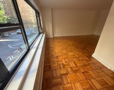 412 East 55th Street - Photo Thumbnail 4