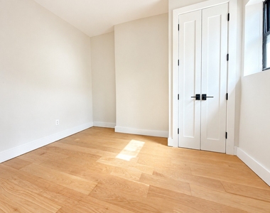 72 Greenpoint Avenue - Photo Thumbnail 4
