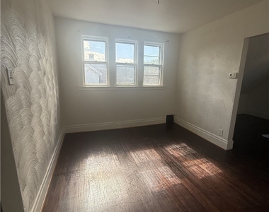 213 Courtland Avenue - Photo Thumbnail 2