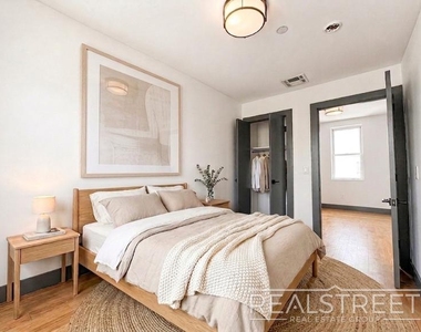 1322 Prospect Place - Photo Thumbnail 4