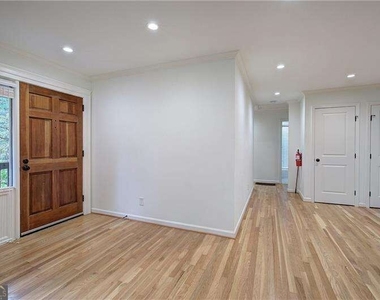 1990 Glenroy Place Se - Photo Thumbnail 6
