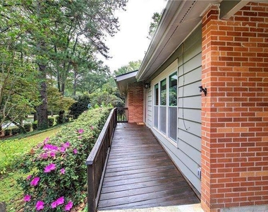 1990 Glenroy Place Se - Photo Thumbnail 3