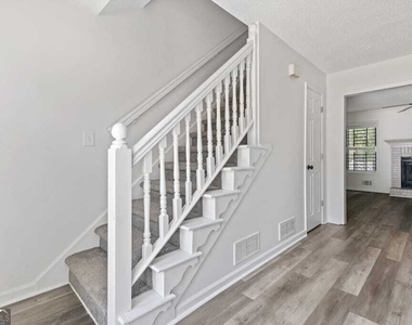 7169 Williamsburg Drive - Photo Thumbnail 3