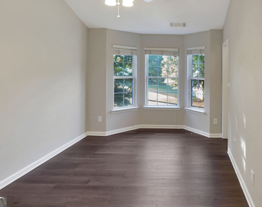373 Brookview Drive - Photo Thumbnail 5