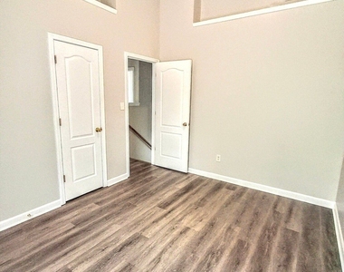 6909 Malvern Court - Photo Thumbnail 9