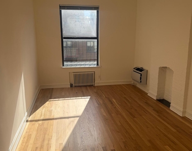 East 83rd Street - Photo Thumbnail 5