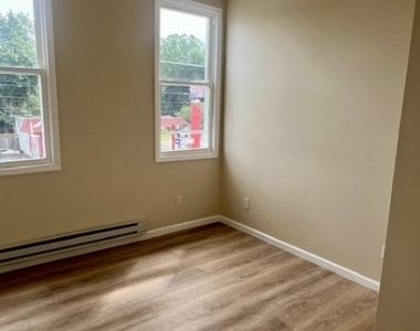 127 Main St - Photo Thumbnail 1