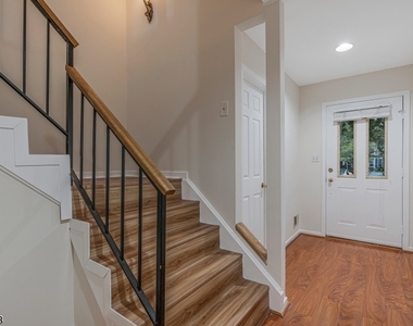 293 Greenfield Rd - Photo Thumbnail 3