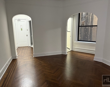 West 72 Street - Photo Thumbnail 3