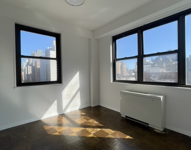 E 16 St - Photo Thumbnail 2