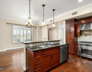 4931 N Woodmere Fairway -- - Photo Thumbnail 6