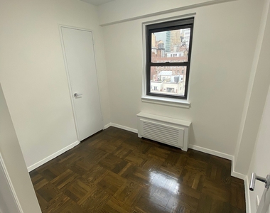 East 35 Street - Photo Thumbnail 7