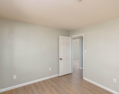 3525 E Hearn Road - Photo Thumbnail 9
