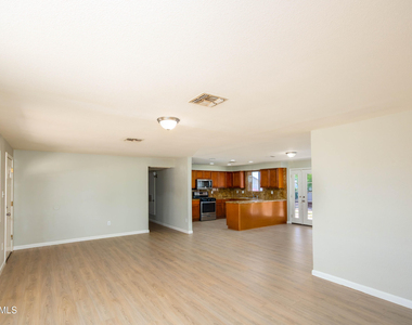 3525 E Hearn Road - Photo Thumbnail 3