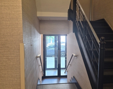 E 81st St - Photo Thumbnail 11