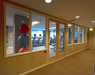 East 75th Street - Photo Thumbnail 8