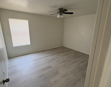 1207 E Jarvis Avenue - Photo Thumbnail 8