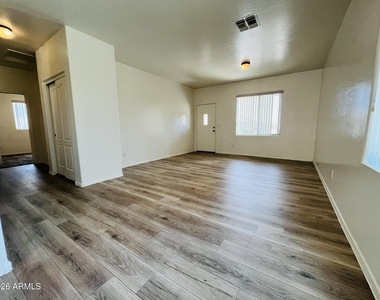 5620 W Ellis Drive - Photo Thumbnail 3