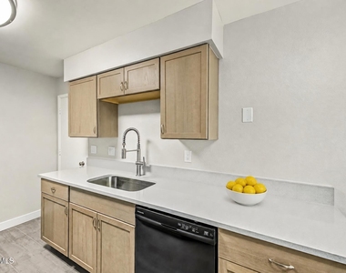 10123 N 96th Avenue - Photo Thumbnail 9
