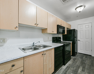 3065 N 67th Avenue - Photo Thumbnail 7