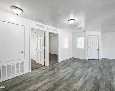 3065 N 67th Avenue - Photo Thumbnail 10