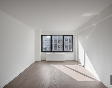 East 72nd Street - Photo Thumbnail 6
