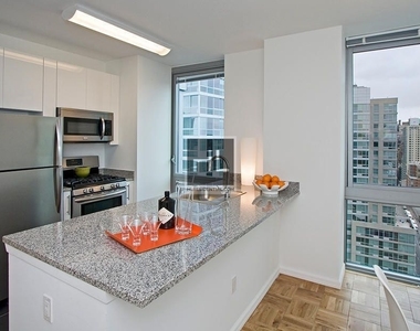 West 37th Street - Photo Thumbnail 1