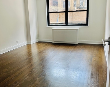 E 16 St - Photo Thumbnail 2