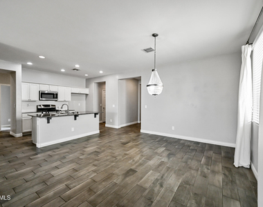 2414 E Hazeltine Way - Photo Thumbnail 6