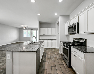 2414 E Hazeltine Way - Photo Thumbnail 9