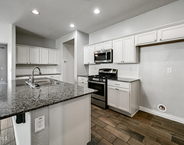 2414 E Hazeltine Way - Photo Thumbnail 10