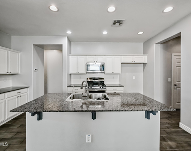 2414 E Hazeltine Way - Photo Thumbnail 7